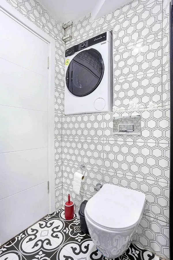 Lovely Apartment W Garden /4Mins To Taksim Square Stambuł