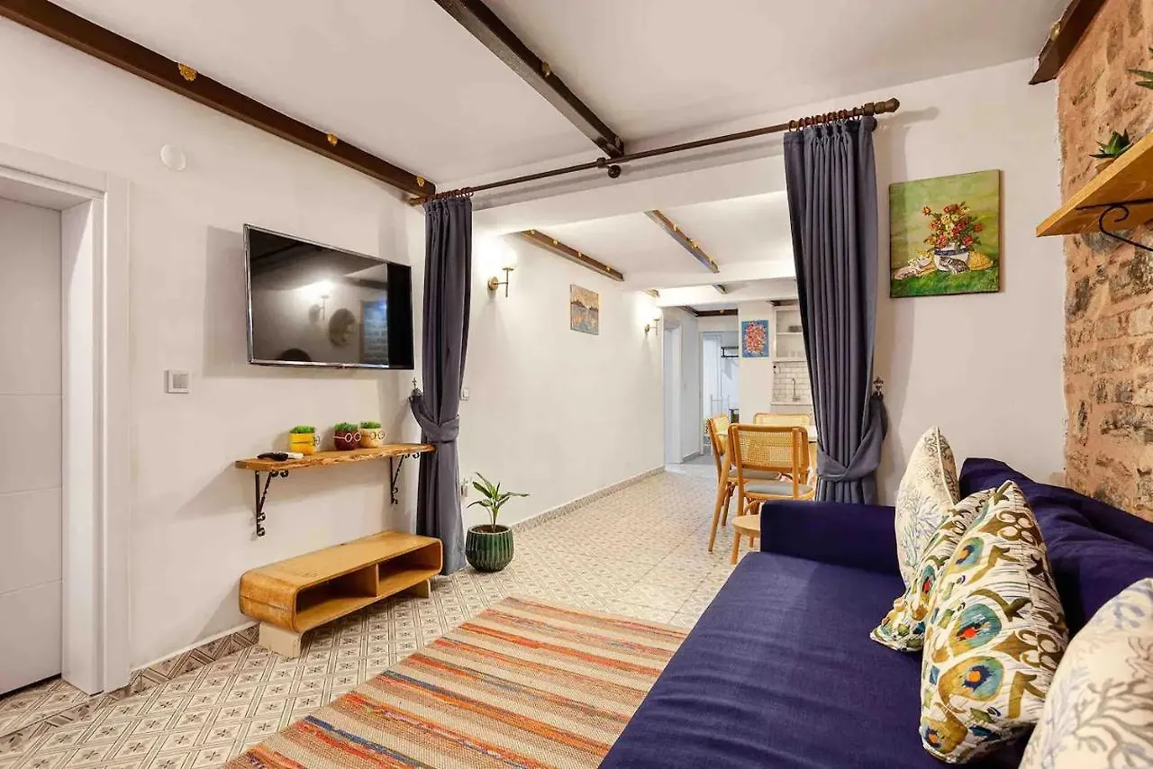 Lovely Apartment W Garden /4Mins To Taksim Square Stambuł