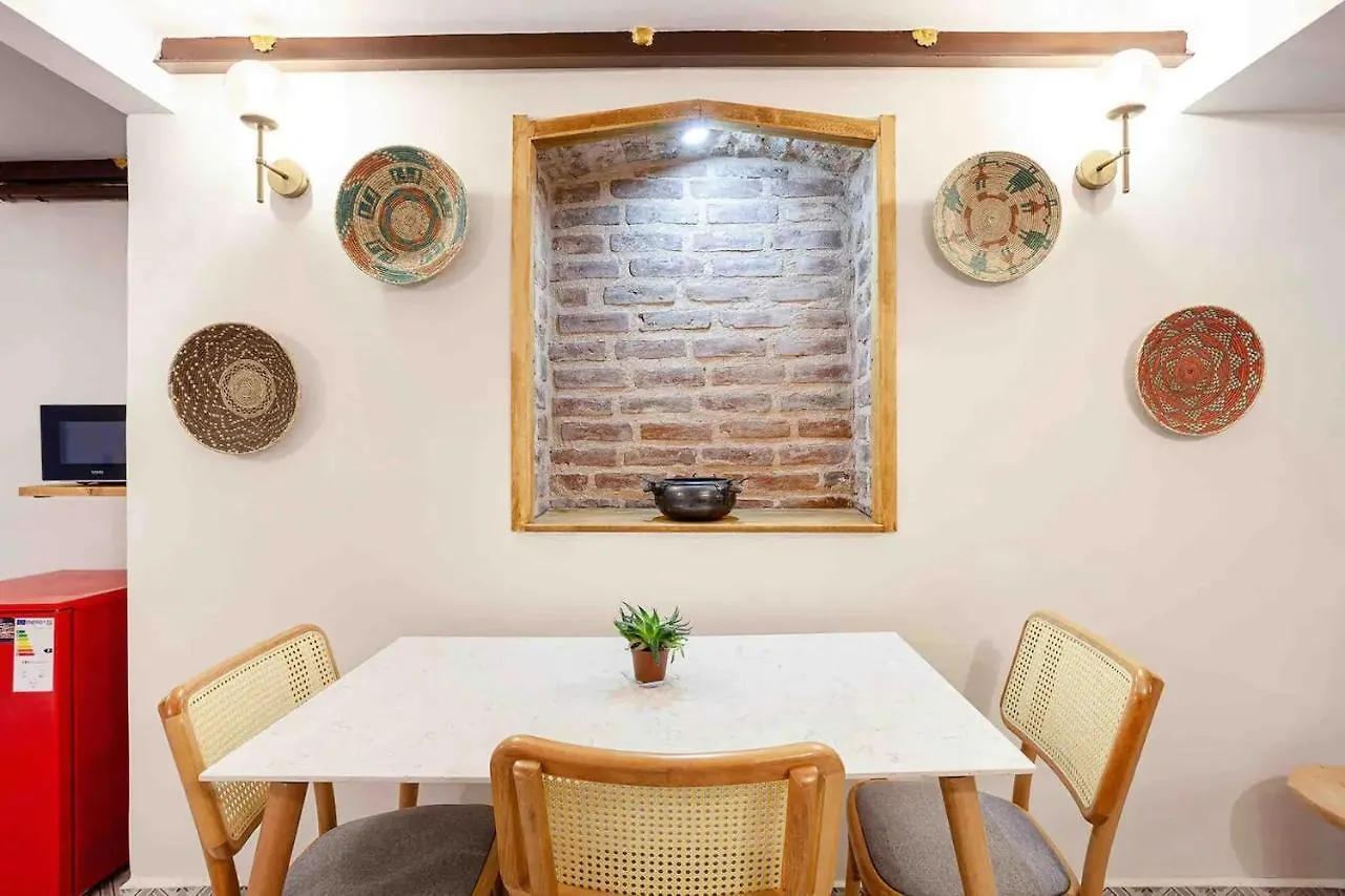 Lovely Apartment W Garden /4Mins To Taksim Square Stambuł
